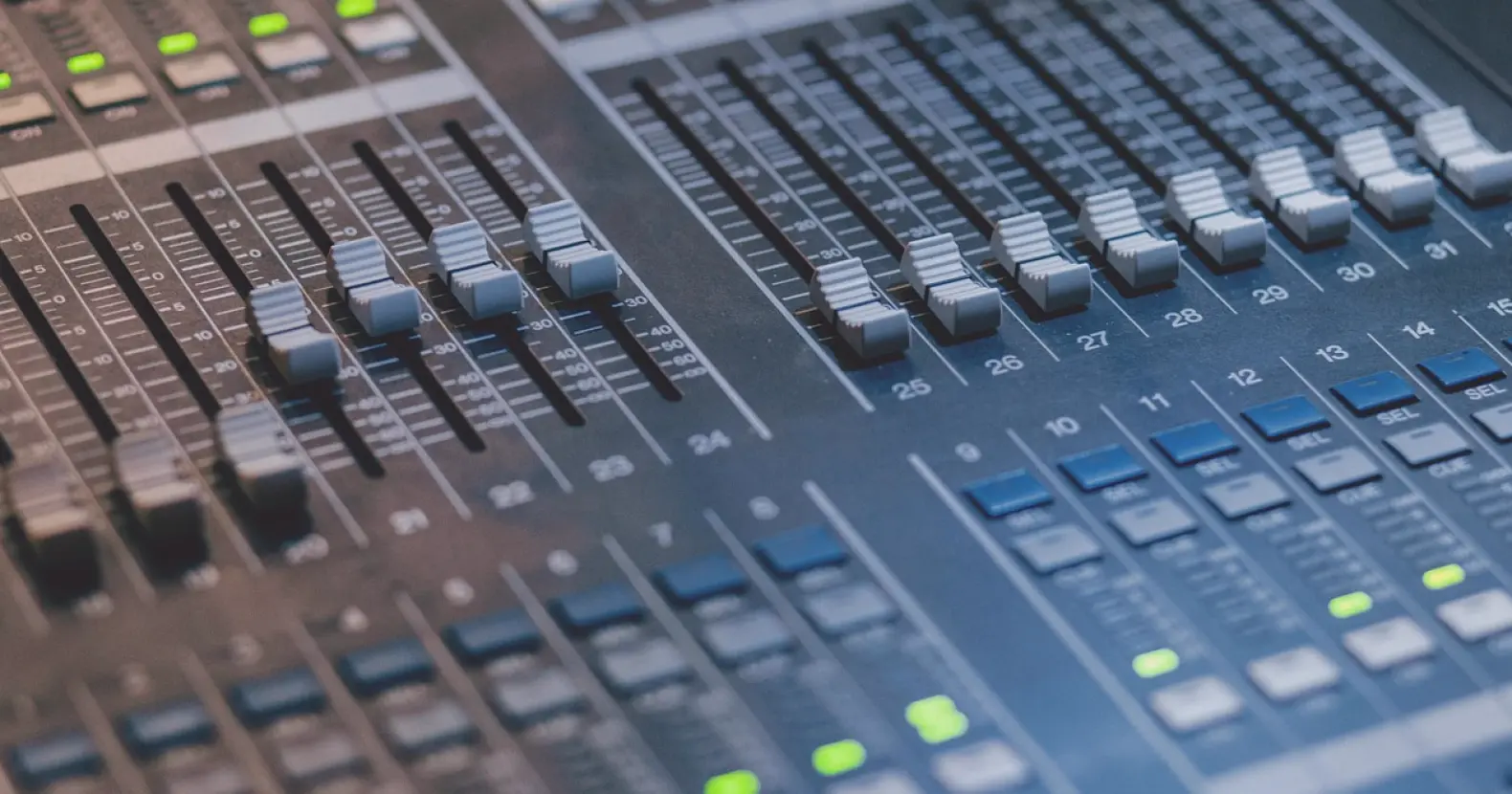 Kontrollrummet en höstkväll: Linnéas första livemix